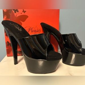 Pleasers Kiss201 black patent platform heels - size 7